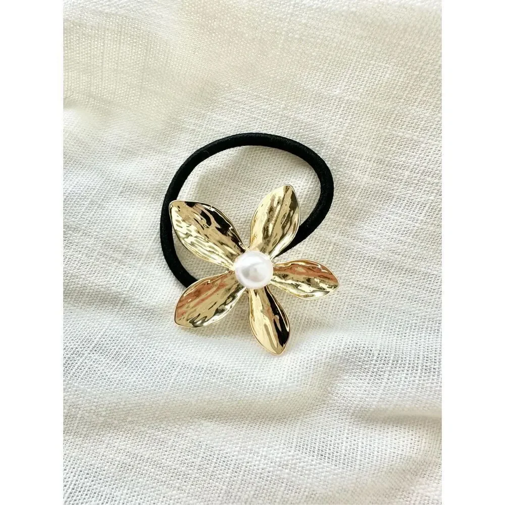 Gold flower with faux pearl hair tie ￼